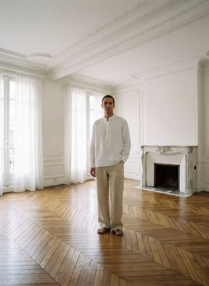 Matteo wearing linen shirt in the Haussmann set