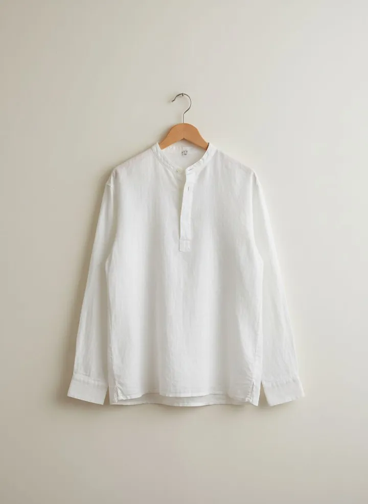 Camisa em linho — fotografia de produto, cabide